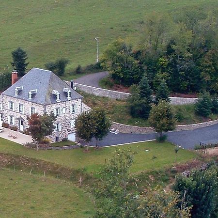 Maison D'Hotes La Nichee Rochefort-Montagne Exterior photo